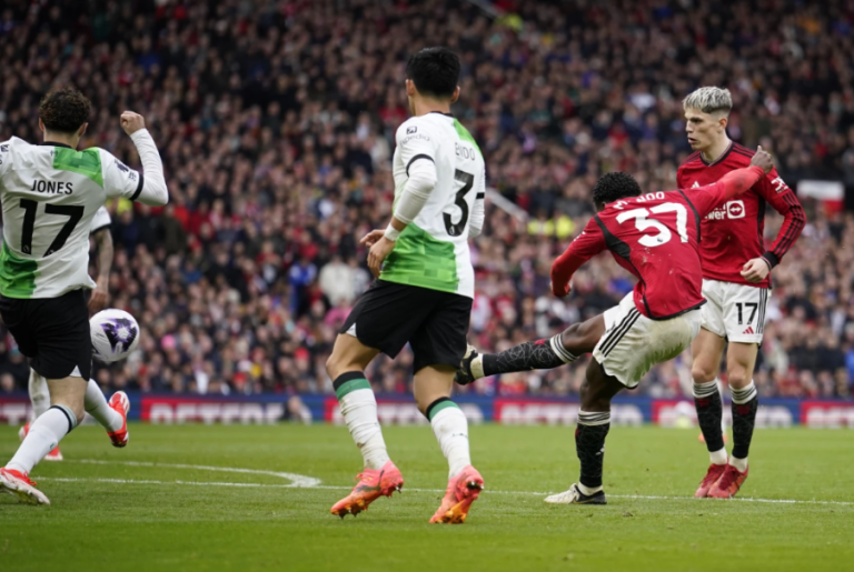 Un penalti tardío de Salah da al Liverpool un dramático empate (2-2)